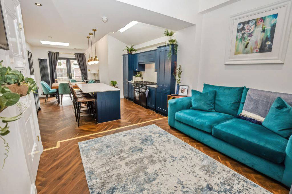 A premium kitchen demands flawless execution during the final fitting phase. Our dedicated kitchen fitters in Stockport handle everything from high-end hand-painted shaker cabinets to handleless contemporary layouts with absolute precision.