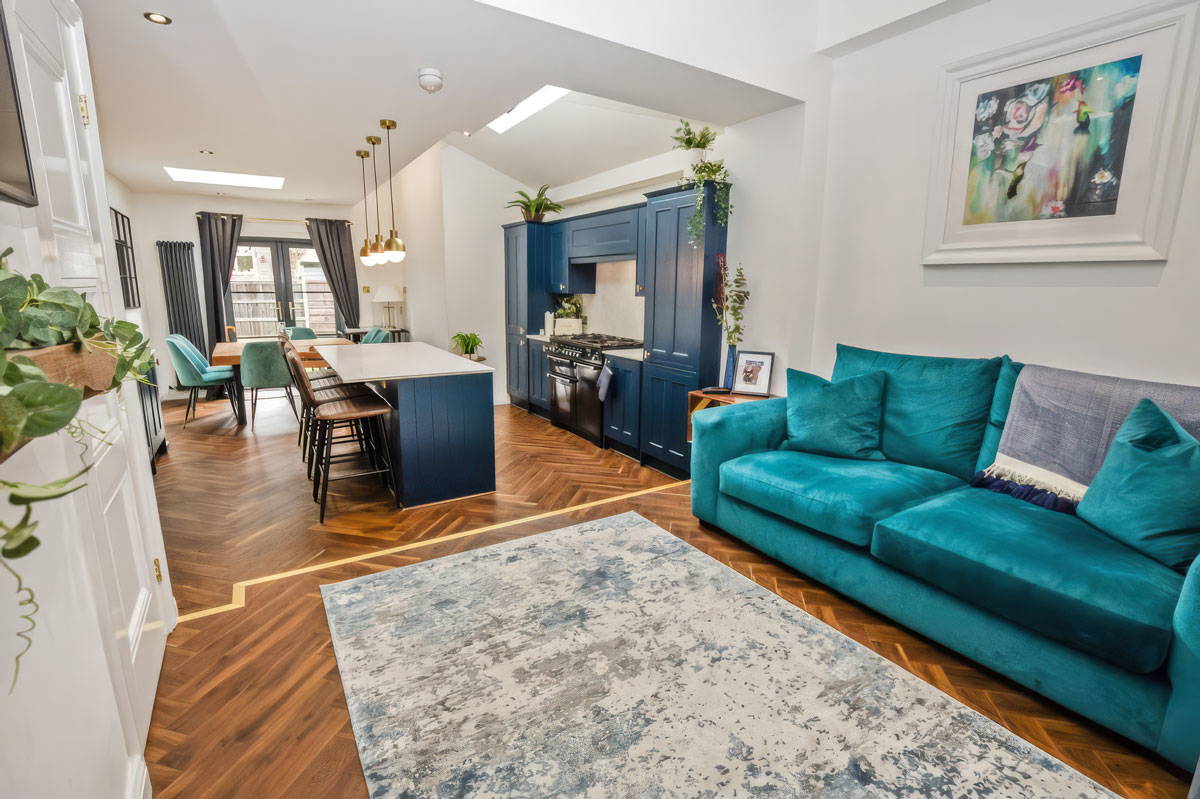A premium kitchen demands flawless execution during the final fitting phase. Our dedicated kitchen fitters in Stockport handle everything from high-end hand-painted shaker cabinets to handleless contemporary layouts with absolute precision.